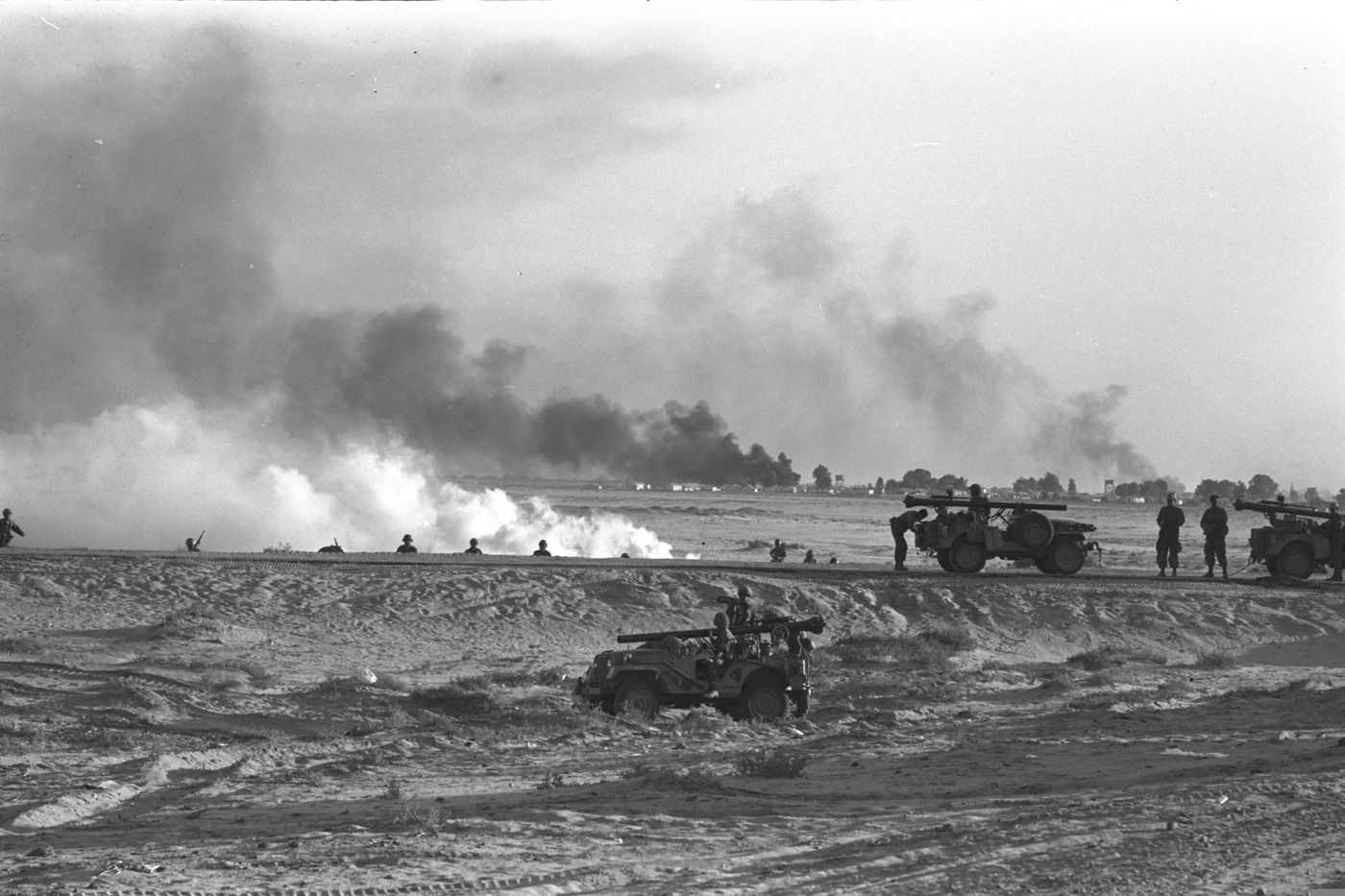 עשן עולה בתעלת סואץ לאחר הפגזה ישראלית