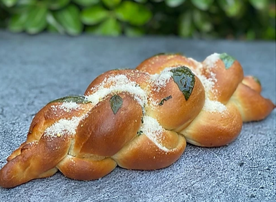 חלת שום, בזיליקום ופרמזן שתפאר את שולחן החג