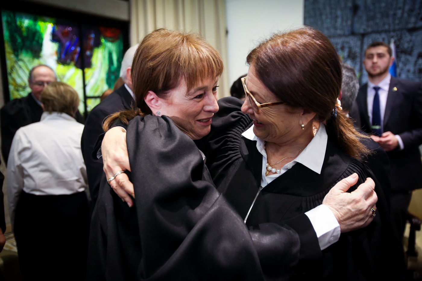 השופטת ענת ברון, עם הנשיאה חיות