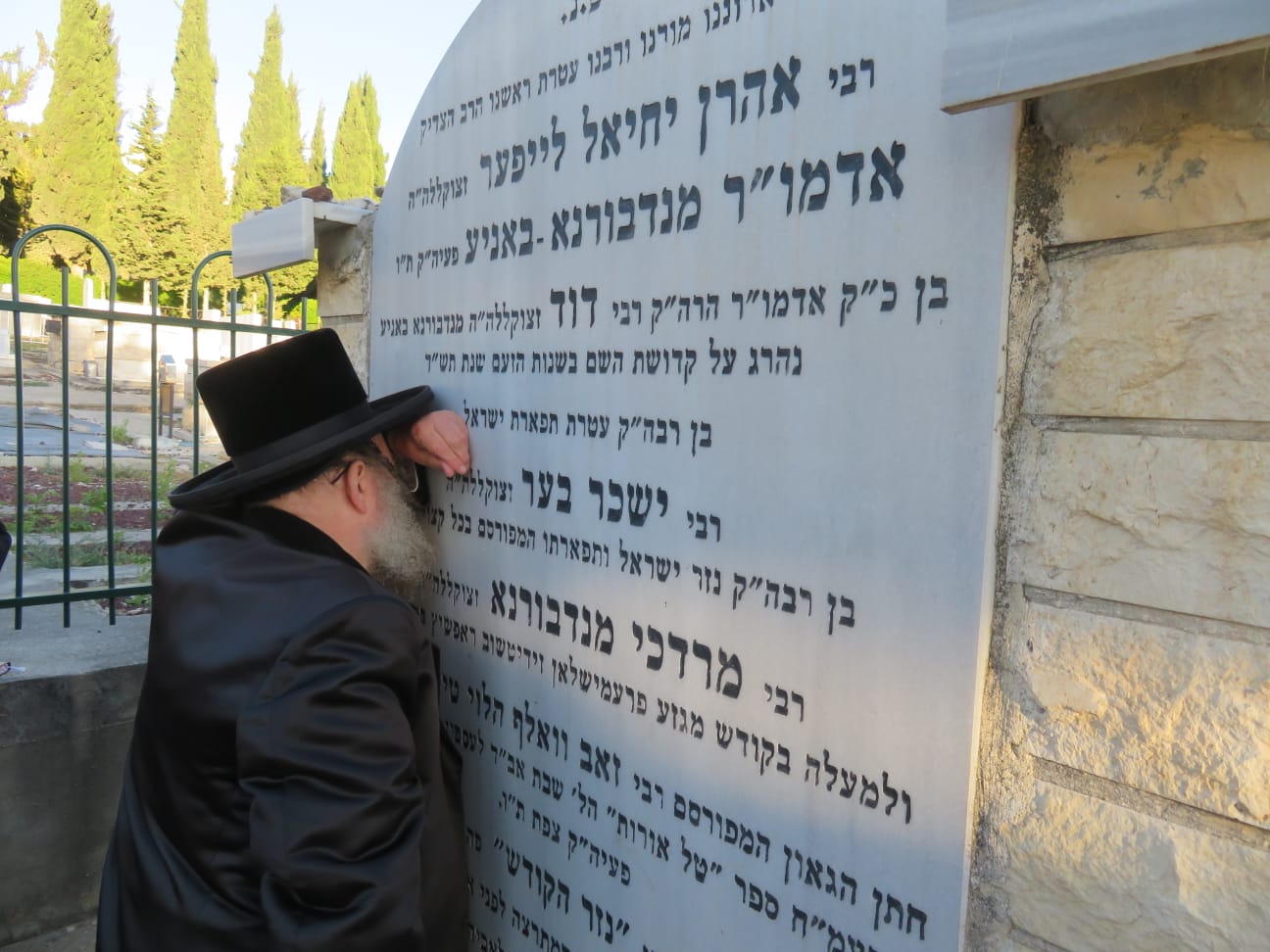 האדמו"ר מנדבורנה באניא ביקר במקומות הקדושים