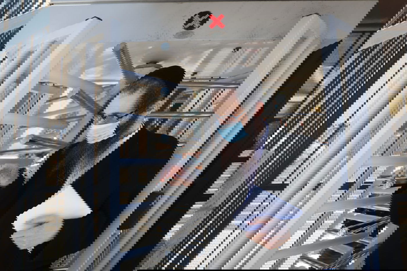 אלעזר רומפלר מואשם: התעלל בילדים, בכת