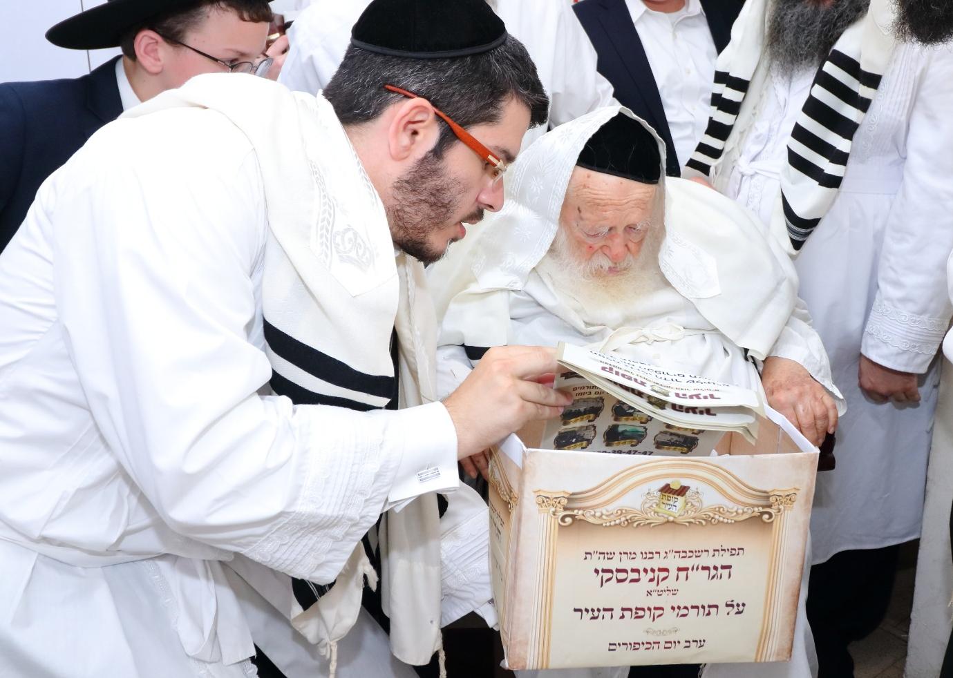 כותב השורות עם מרן שה"ת הגר"ח קניבסקי שליט"א