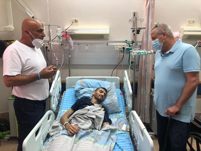 איבד את רגליו בצוק איתן, וביקר לוחם שנפצע ברגליו בפיגוע