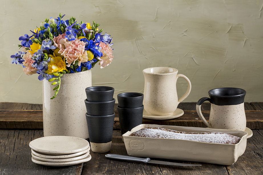 כל קולקציה מתאפיינת בקווי מתאר ייחודיים. יצרנית ומעצבת כלי קרמיקה: קרן טיבי