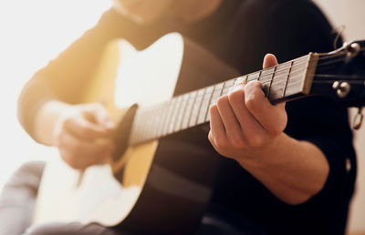 מעוז ציון בסינגל בכורה: "רכבת הנדודים"