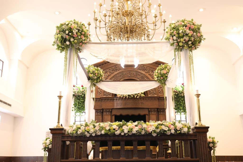 מפואר: בית הכנסת של הייקים מקושט לחג