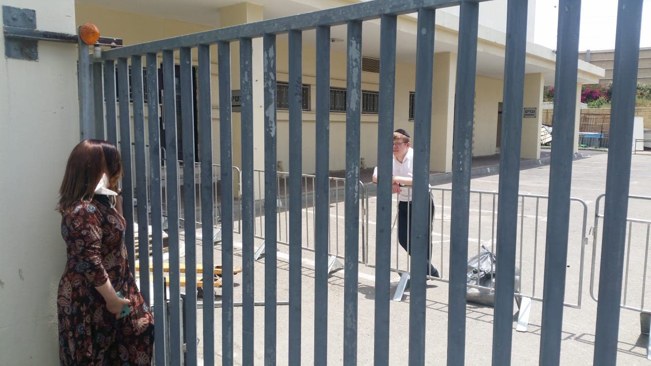 תיעוד: כך הורים מבקרים את בניהם בישיבת "אור ישראל"