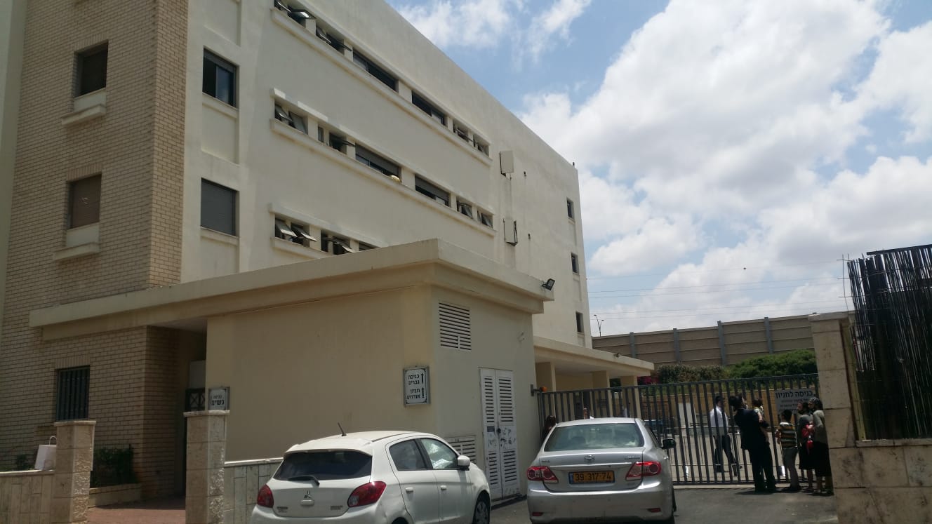 תיעוד: כך הורים מבקרים את בניהם בישיבת "אור ישראל"