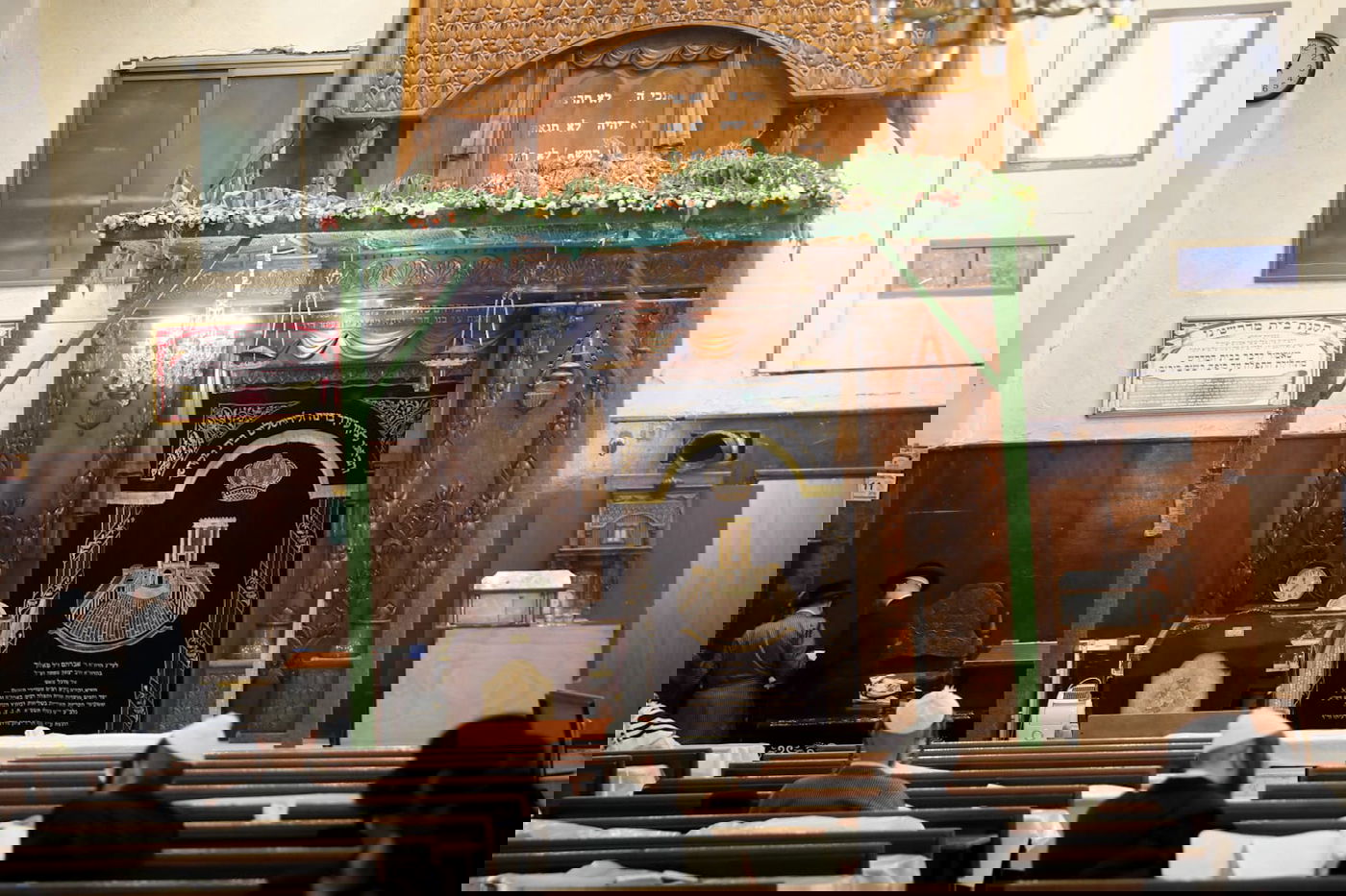 תיעוד ססגוני: הירושלמים מצטיידים בפרחים