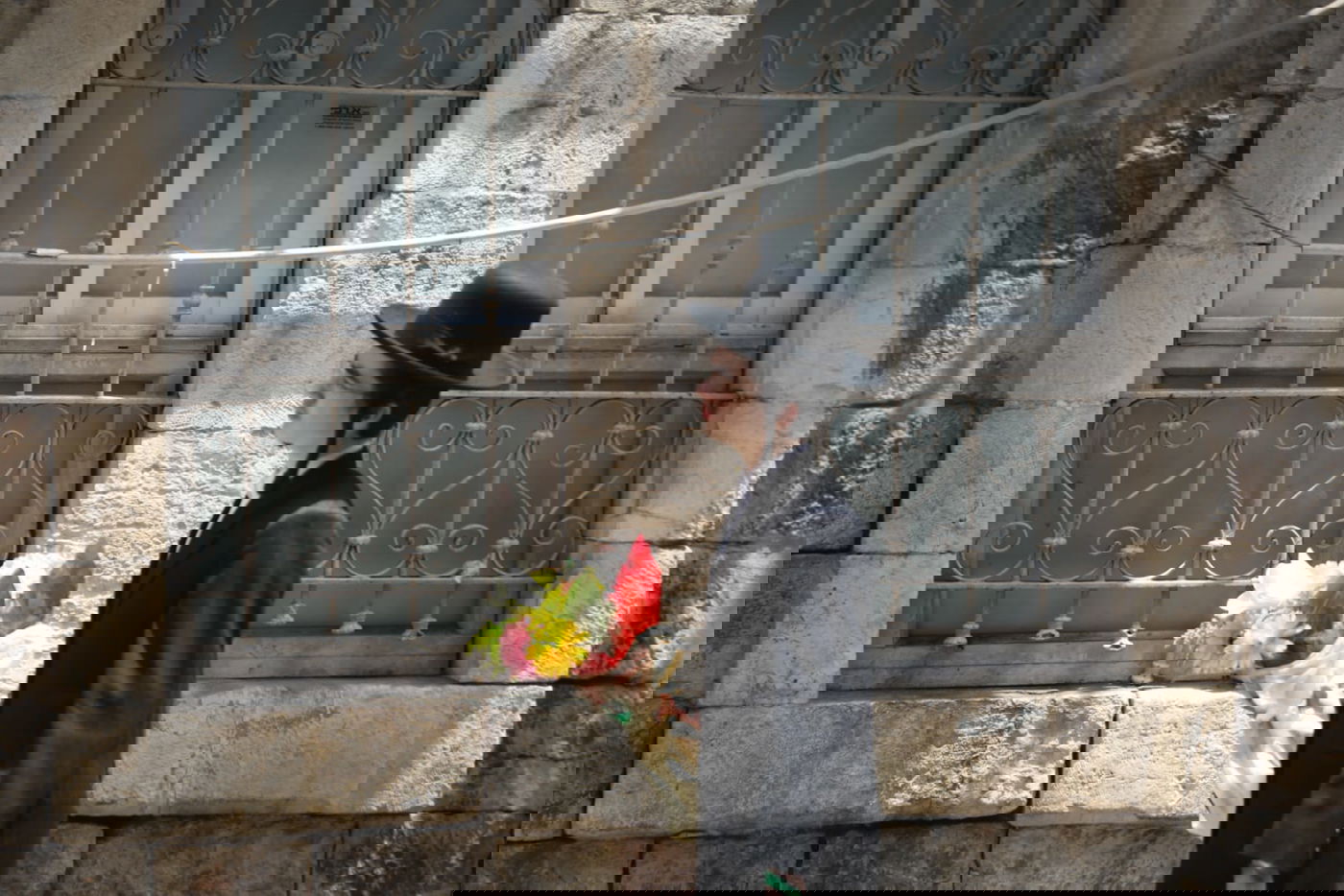 תיעוד ססגוני: הירושלמים מצטיידים בפרחים