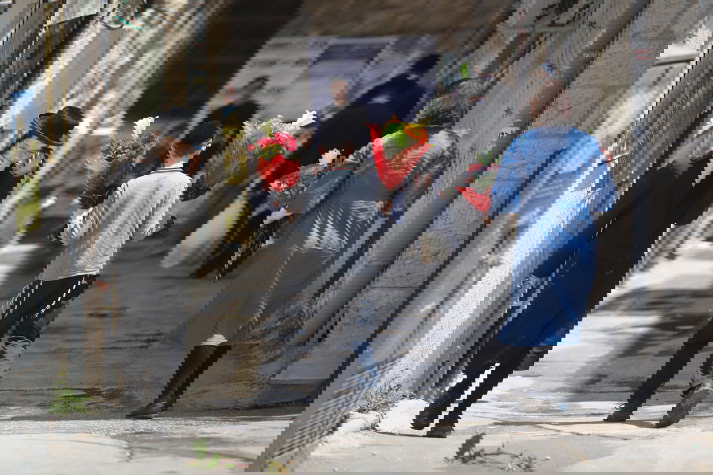 תיעוד ססגוני: הירושלמים מצטיידים בפרחים