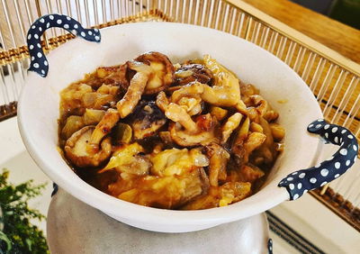 פטריות יער ושיטאקי ברוטב שמנת ויין לבן