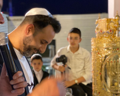 ערב חג השבועות: הזמר דודו אהרן הכניס ספר תורה