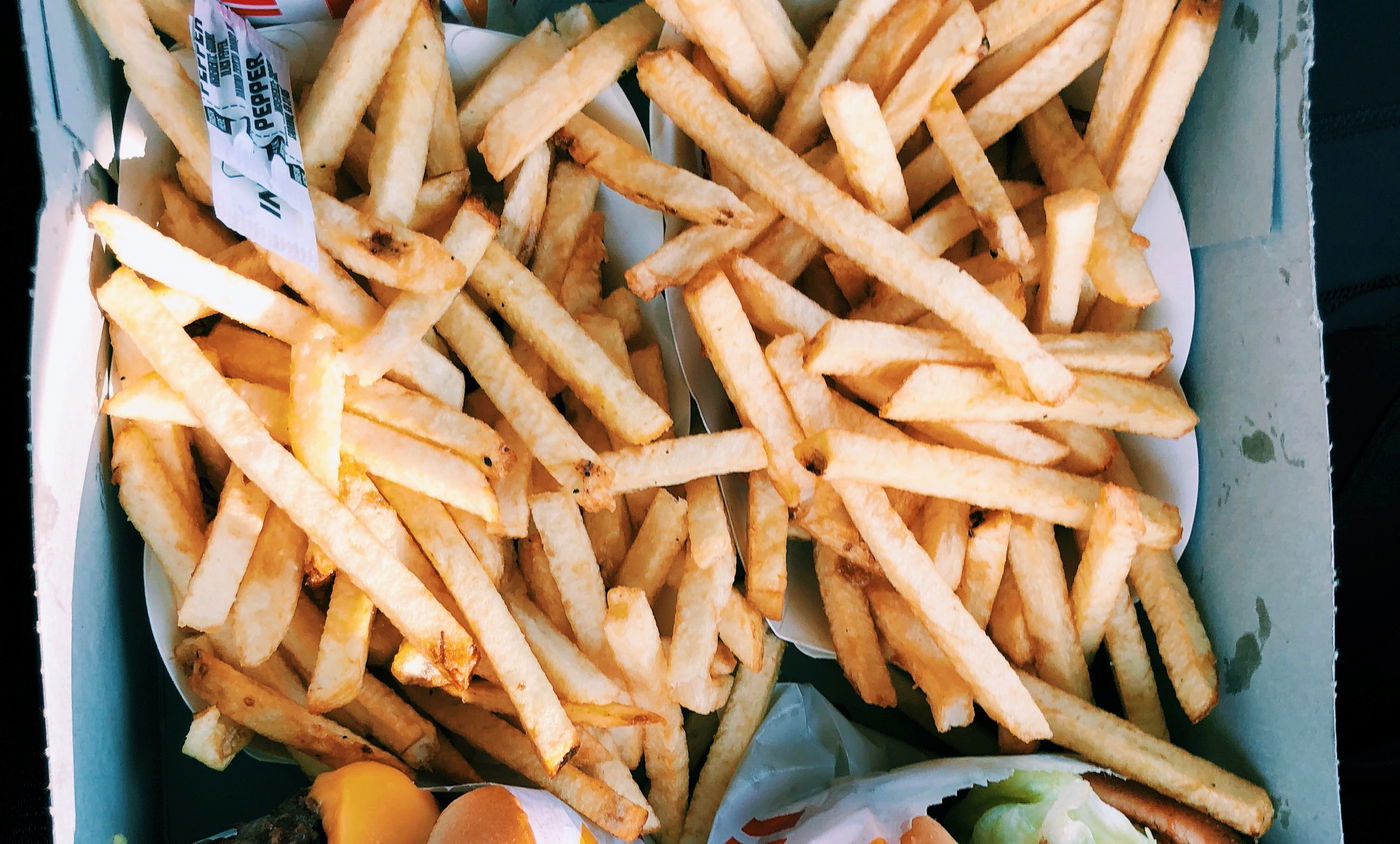 אנחנו לא מכורים לג'אנק פוד, הוא פשוט זמין מדי