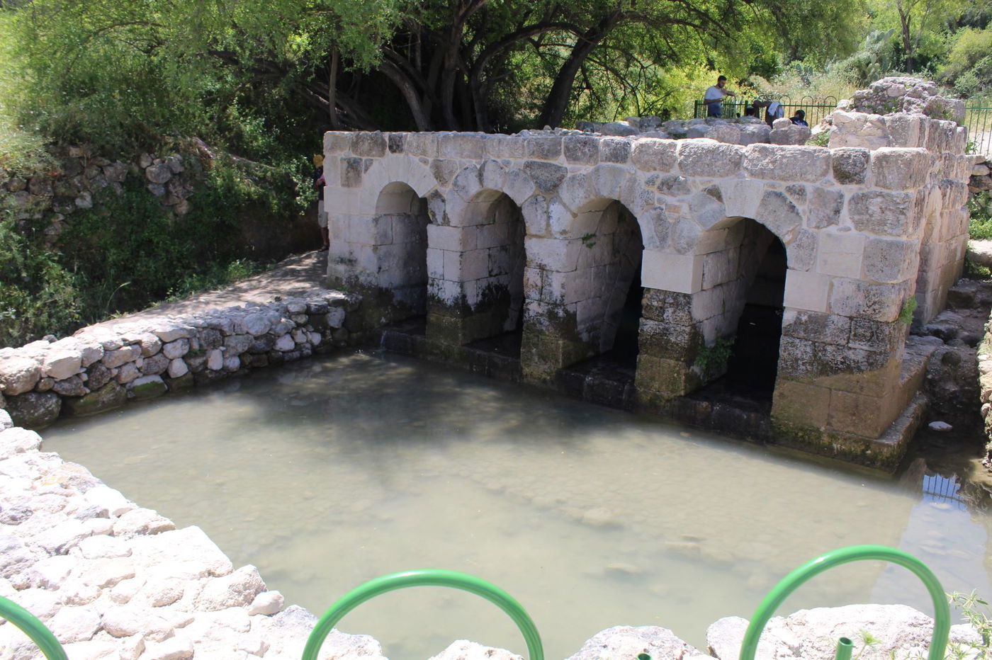 שרידי הצ'ופציק המזכיר 'מינרט' של מסגד בצד ימין בתקרת המבנה