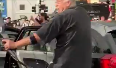 שנאה הדדית: אזרח ירה בקשת על מפגינים, והוכה • צפו