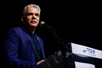 יאיר לפיד: "לבני גנץ יש את הלשכה הכי מפוארת"