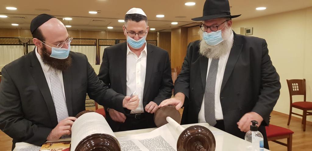 אחדות: שרים וח"כים כתבו אות בספר התורה