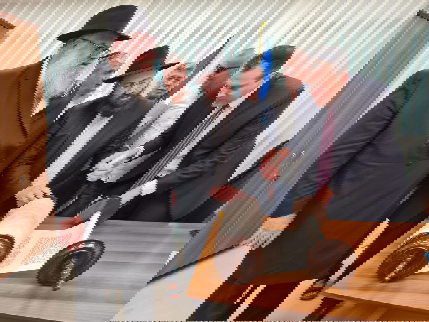 אחדות: שרים וח"כים כתבו אות בספר התורה