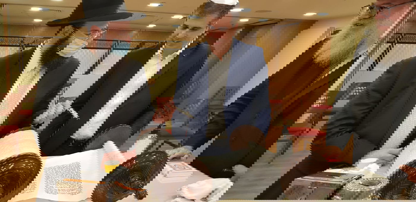 אחדות: שרים וח"כים כתבו אות בספר התורה