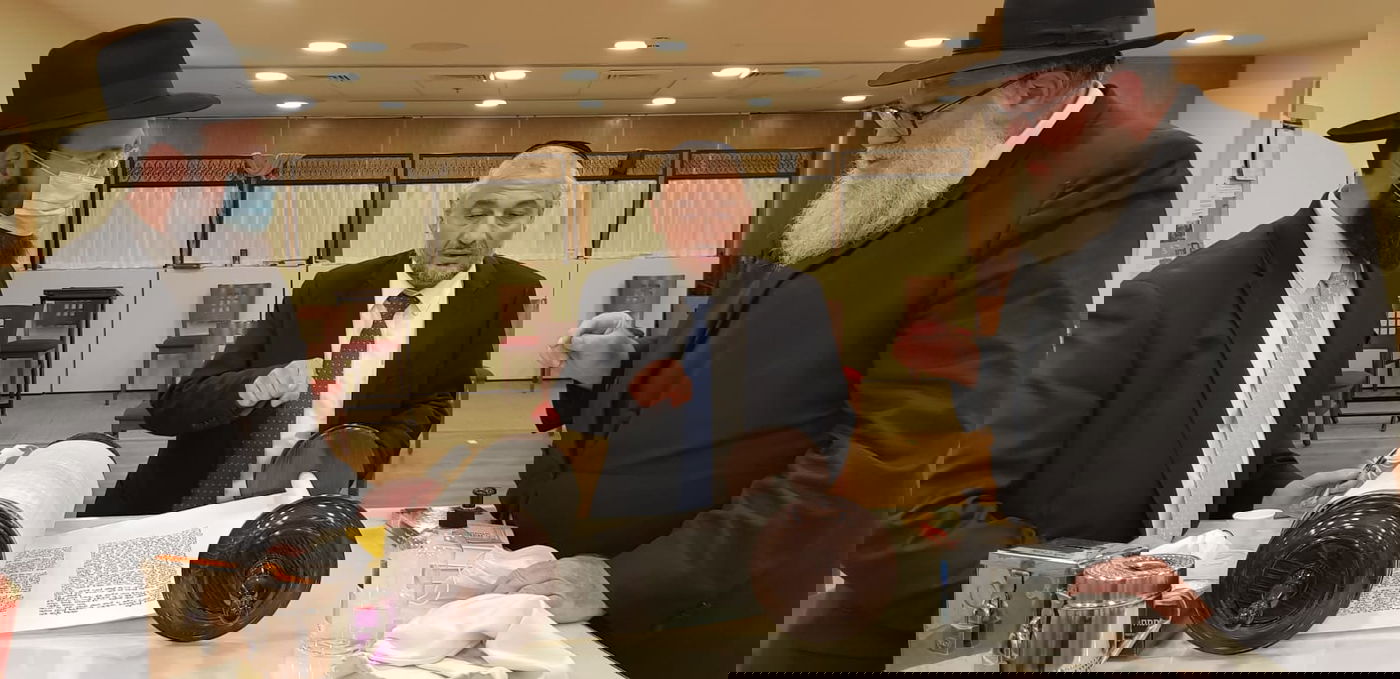 אחדות: שרים וח"כים כתבו אות בספר התורה