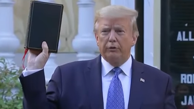 טראמפ מצטלם עם תנ"ך ליד כנסייה שהוצתה במהומות