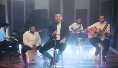 מרדכי שפירא בביצוע אקוסטי ללהיט שלו: "הכל משמים"