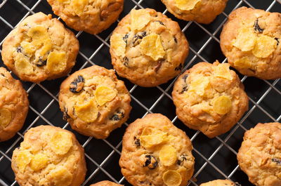 לא רק לארוחת בוקר: עוגיות פריכות עם קורנפלקס וצימוקים