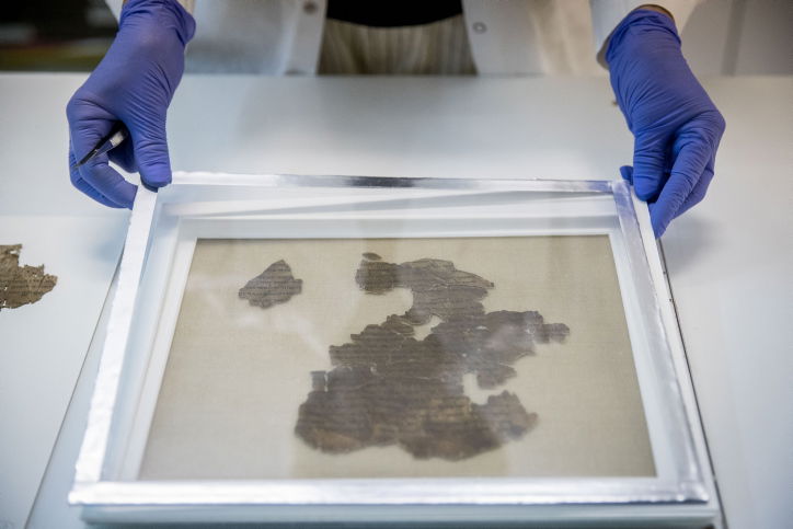 גלריה: כך משחזרים את 'מגילות ים המלח'