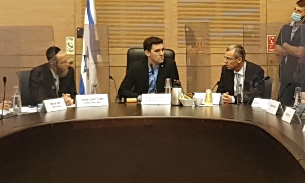 הדיון בוועדה, הבוקר