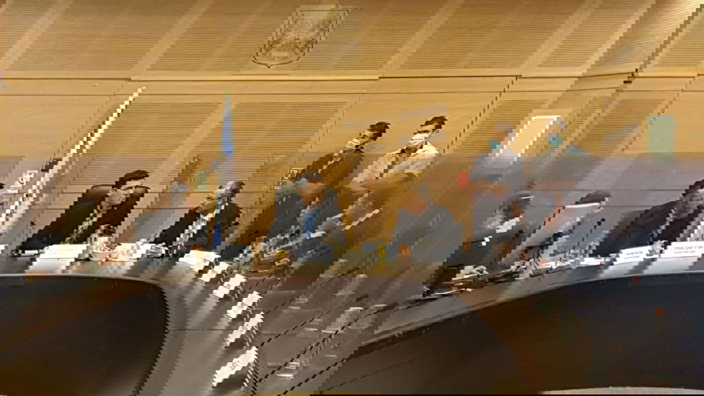 הדיון בוועדה, הבוקר