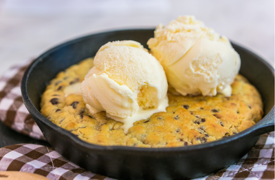 ללא מיקסר: עוגיית שוקולד צ'יפס ענקית שנאפית במחבת -