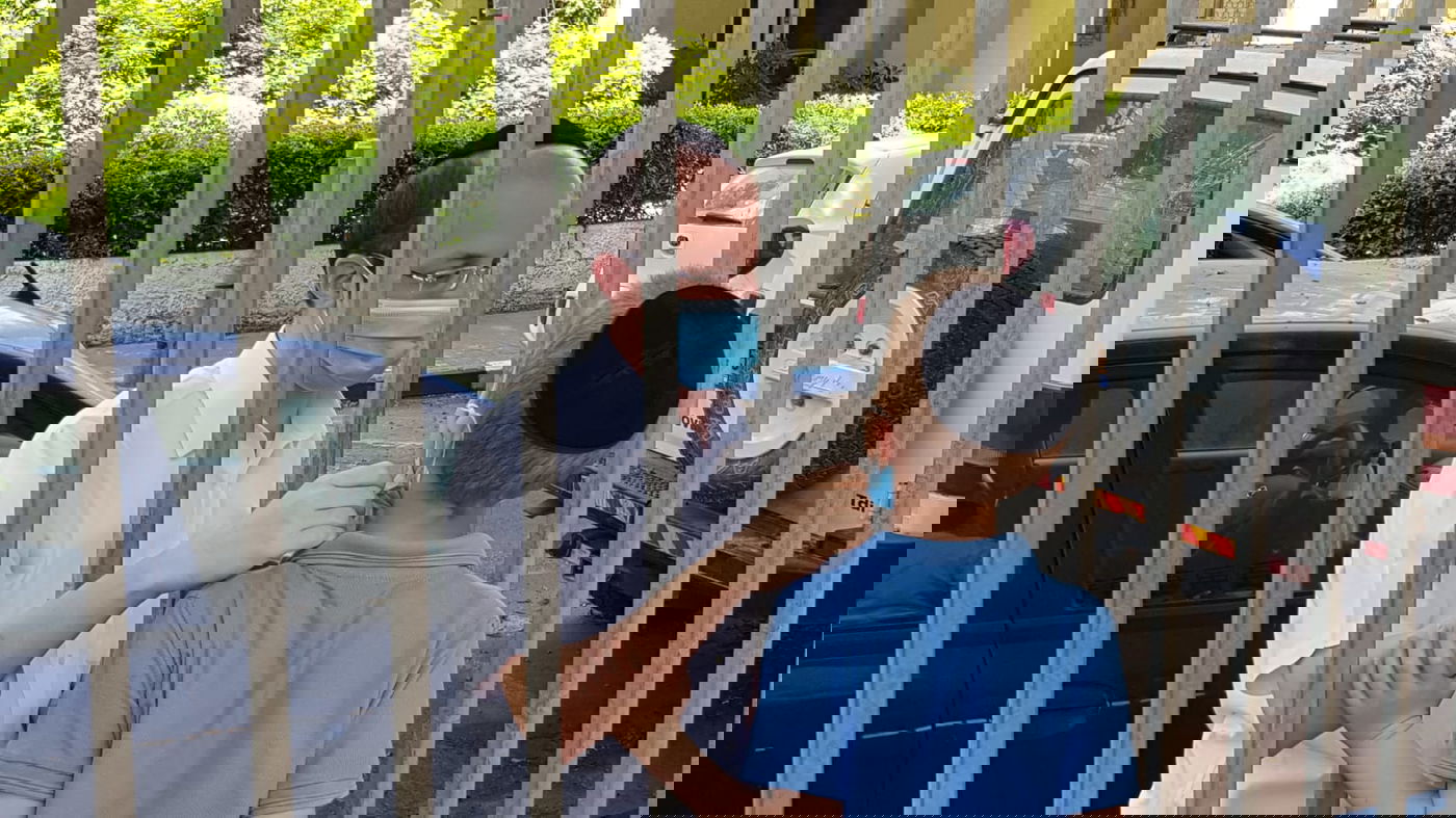 מרגש: האב השתתף ב'סיום' של ילדו מעבר לגדר