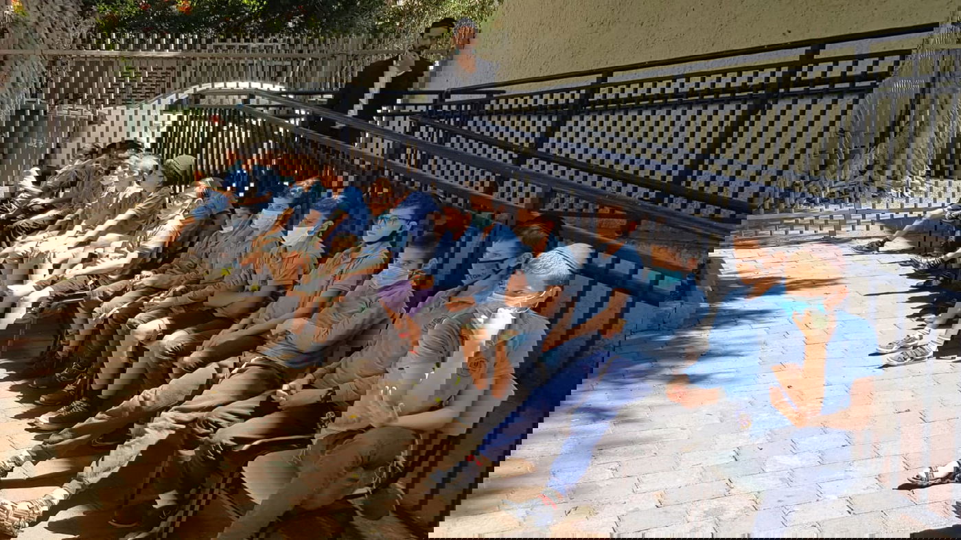 מרגש: האב השתתף ב'סיום' של ילדו מעבר לגדר