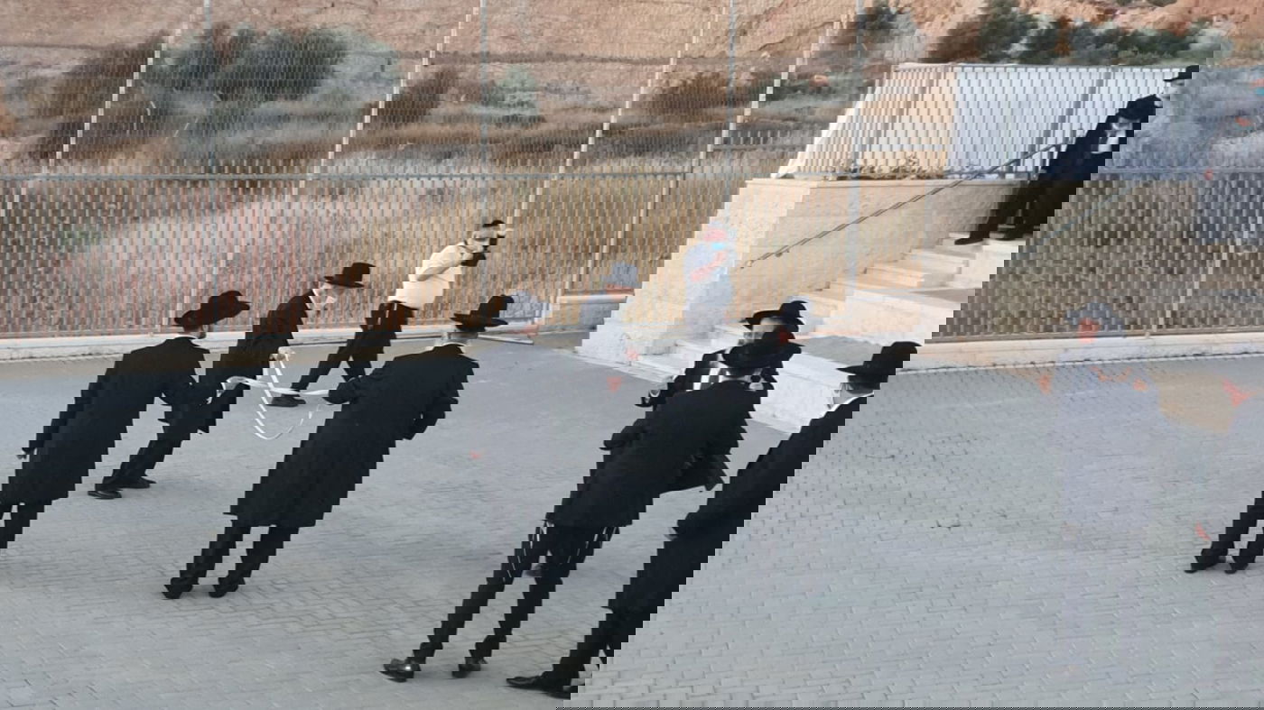 עם מסיכה ו'גארטל': חבר 'המועצת' הליטאית רקד עם נכדו