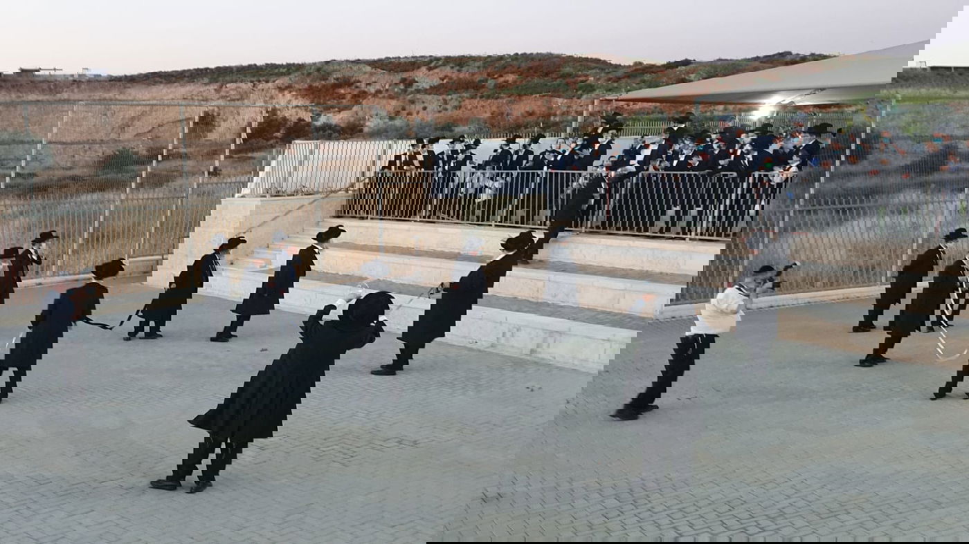 עם מסיכה ו'גארטל': חבר 'המועצת' הליטאית רקד עם נכדו