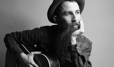 היוצר הייחודי מארה"ב בסינגל חדש: "כשהשמש תזרח"