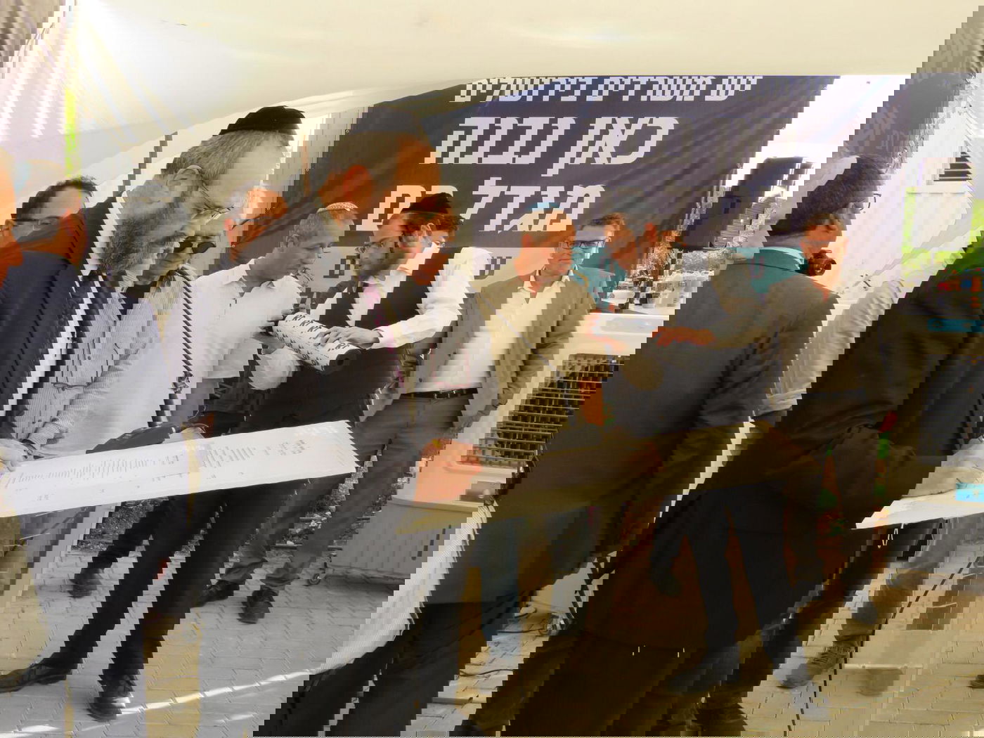 משה ליאון יצק יסודות למגדל רם בגבעת שאול; "מבני תעסוקה חדשים- מנוע צמיחה לירושלים"