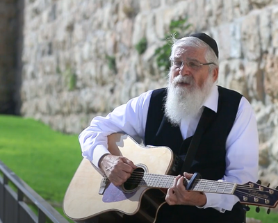 בקצב יווני: אהרון סיטבון בסינגל "תן שלום"