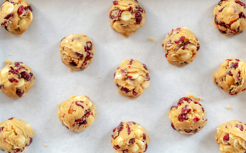 ללא אפייה: מתכון לעוגיות בריאות עם שוקולד לבן וחמוציות