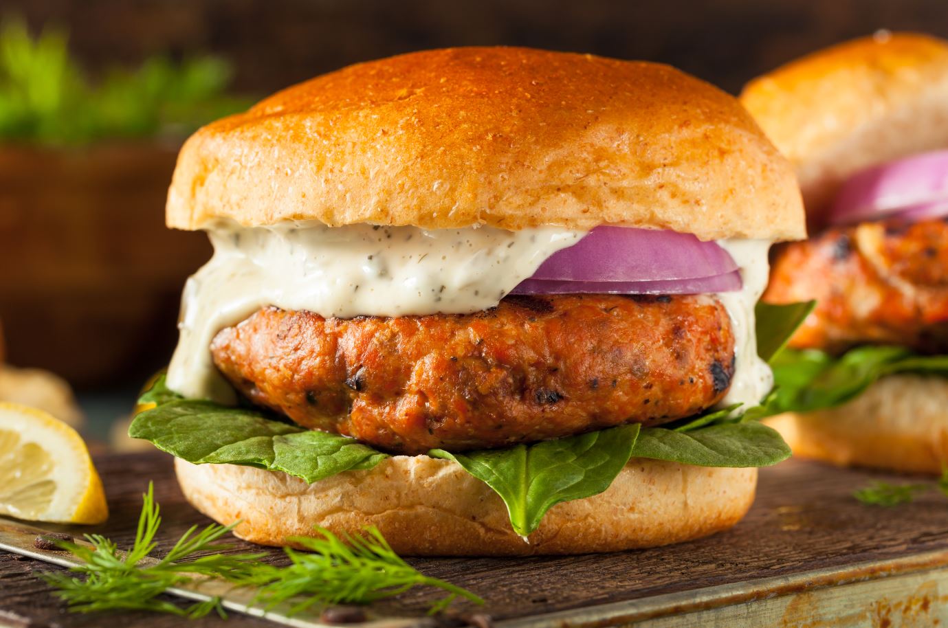 המבורגר סלמון פריך עם מטבל מיונז ופלפלים קלויים