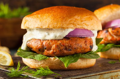 המבורגר סלמון פריך עם מטבל מיונז ופלפלים קלויים