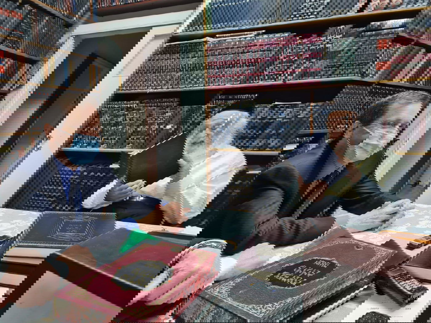 יצחק הרצוג ביקר את הגרב"ד פוברסקי והעניק לו ספר של סבו