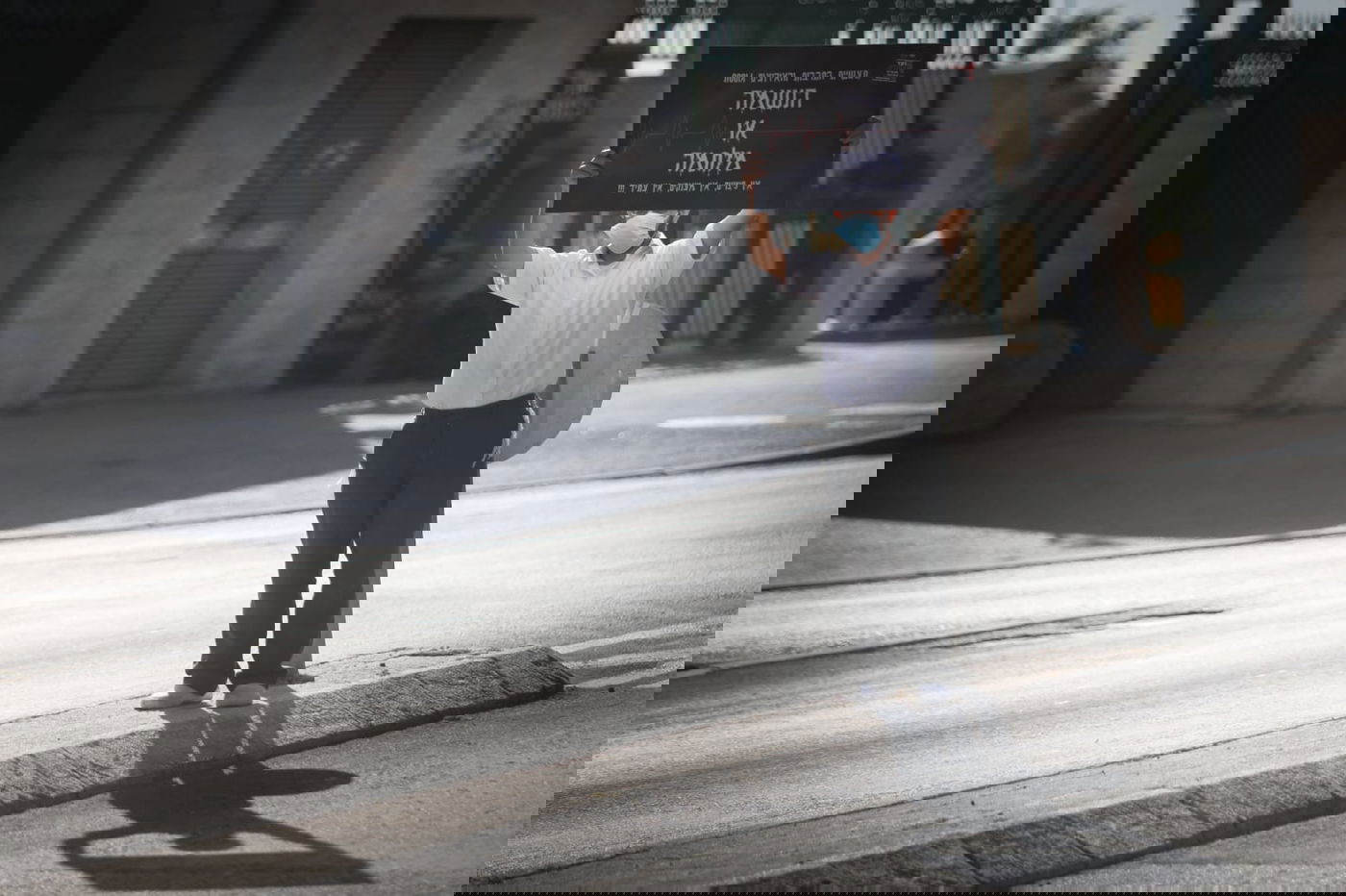 מפגין במחאה