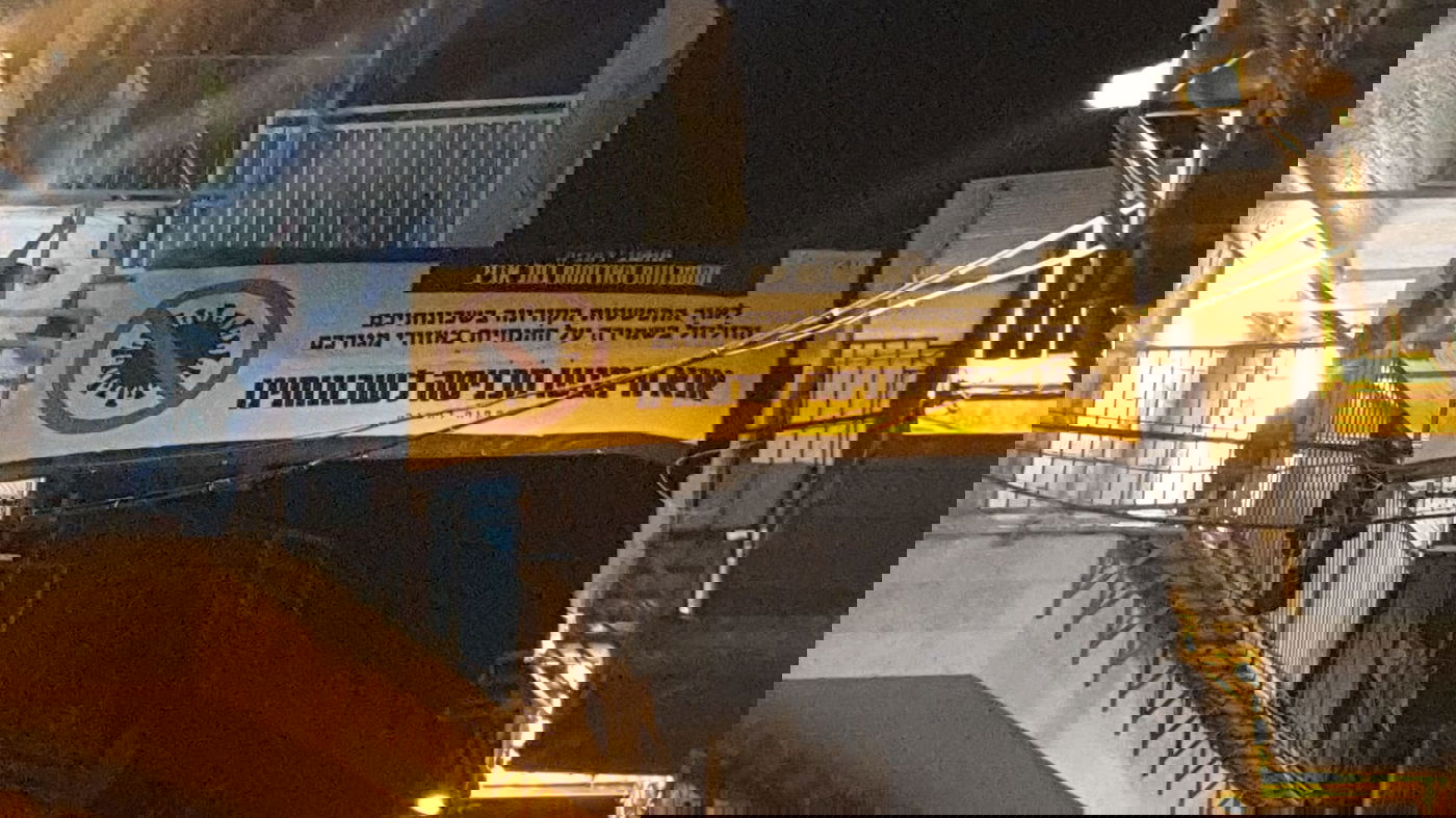 שלט מקורי במאה שערים: אין כניסה לחילונים המזלזלים