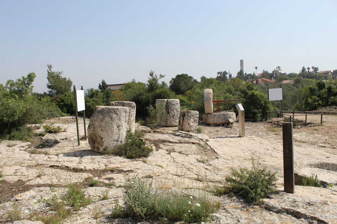 הקבר המסתורי החצוב בסלע - ותעלומת השלדים