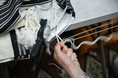 מעטות הן המצוות מדאורייתא שאבדו לעם ישראל וחזרו לקיום מחודש - קשירת פתילות לציצית