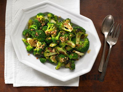 קל, מהיר, טעים ואפילו בריא: ברוקולי צלוי עם רוטב סויה, דבש ובוטנים
