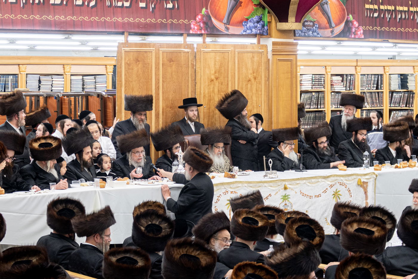 המונים בשמחת שבע ברכות בחצר חסידות סאטמר