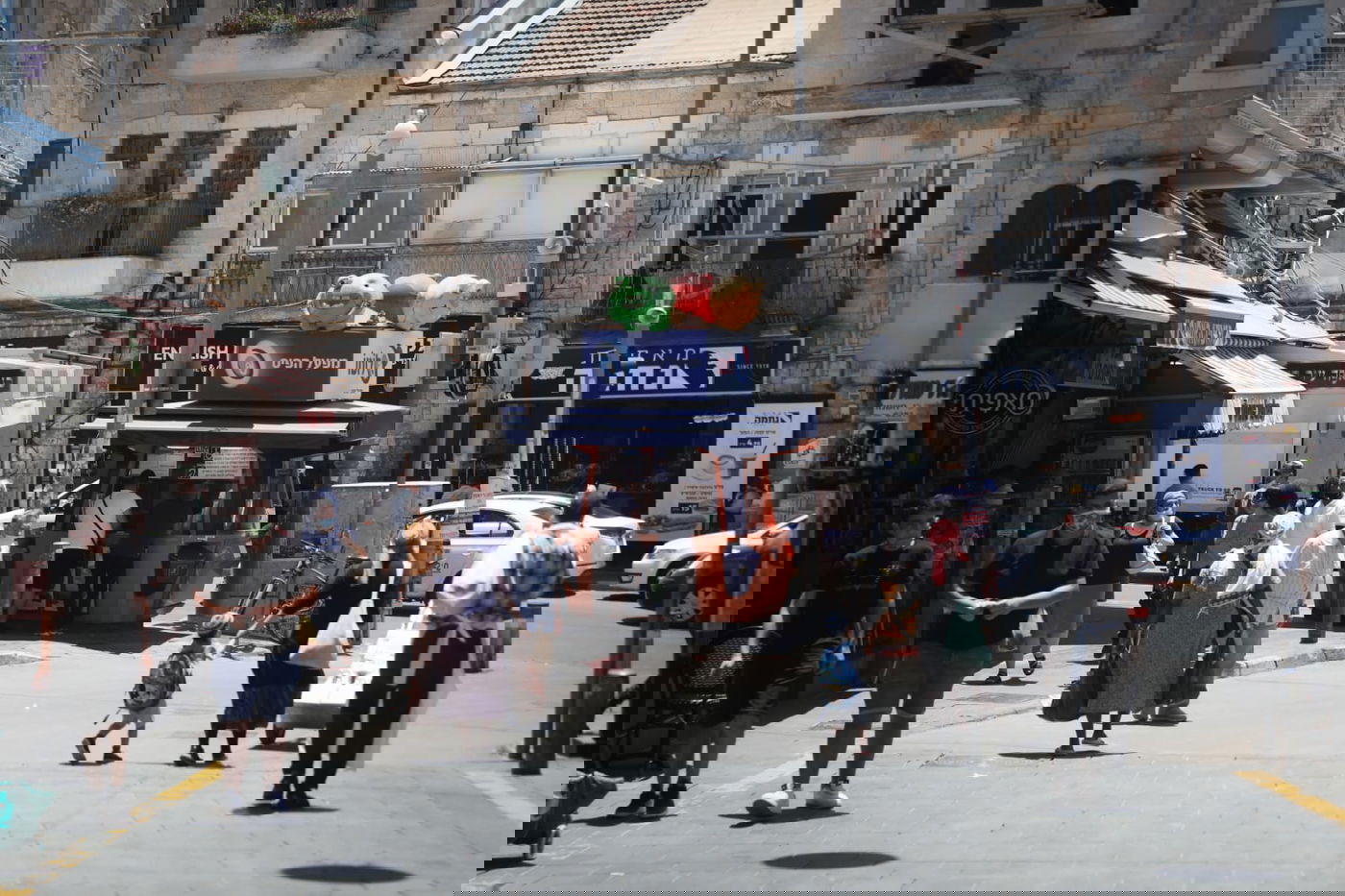 צפוף, בלי מסכות: תמונת מצב בשוק מחנה יהודה